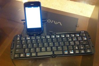 iPhone 4 リュウドの携帯Bluetoothキーボード購入しました。