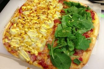 【レシピ】生地から作る手作りピザ エビ&じゃがマヨベーコーンのハーフ&ハーフピザをつくってみた