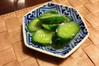 ビールのお供にぴったり、キュウリの塩麹辛子漬け