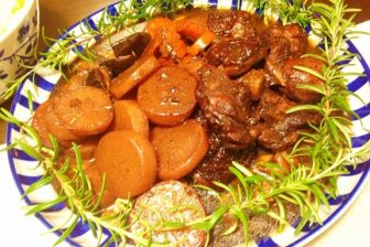 鶏もも肉の赤ワイン煮とチーズマカロニプレートが美味い