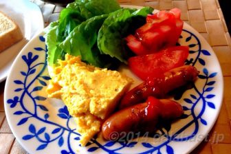 朝食にぴったりなスパイシーオムレツとメロンパン味トースト