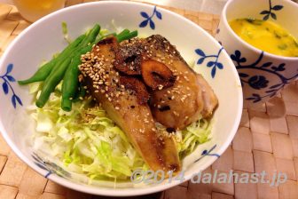 夏丼レシピ あっさりしているけれどコクがある ぶりのガーリックバターポン酢ソテー丼