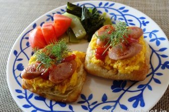 【朝食】 トリュフ塩をつかったスクランブルエッグのせ、デニッシュクリスケット 甘くないデニッシュ生地が癖になる美味しさ!?
