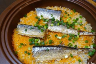 【レシピ】タジン鍋でつくる、秋刀魚と人参の土鍋ご飯