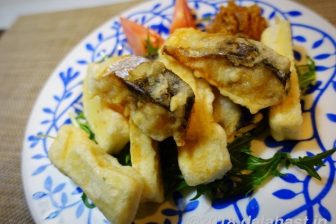 【時短レシピ】塩サバと高野豆腐のピーナッツだれ 保存食でつくるボリューム満点の揚げ物