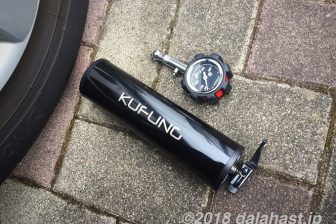 【レビュー】充電式電動空気入れ(エアコンプレッサー) 自動車・自転車のタイヤの空気入れは電動が簡単でオススメ!