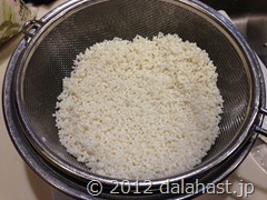 餅米洗う