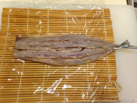 秋刀魚の棒寿司巻く前秋刀魚