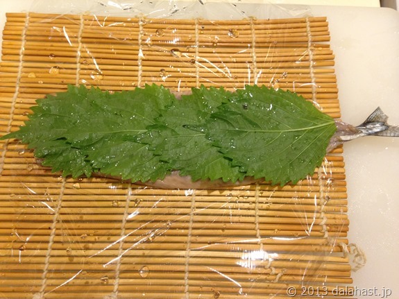 秋刀魚の棒寿司巻く前大葉