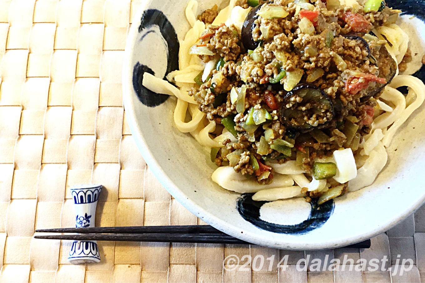 茄子とトマトのドライカレー ホームベーカリーでつくった饂飩にのせて