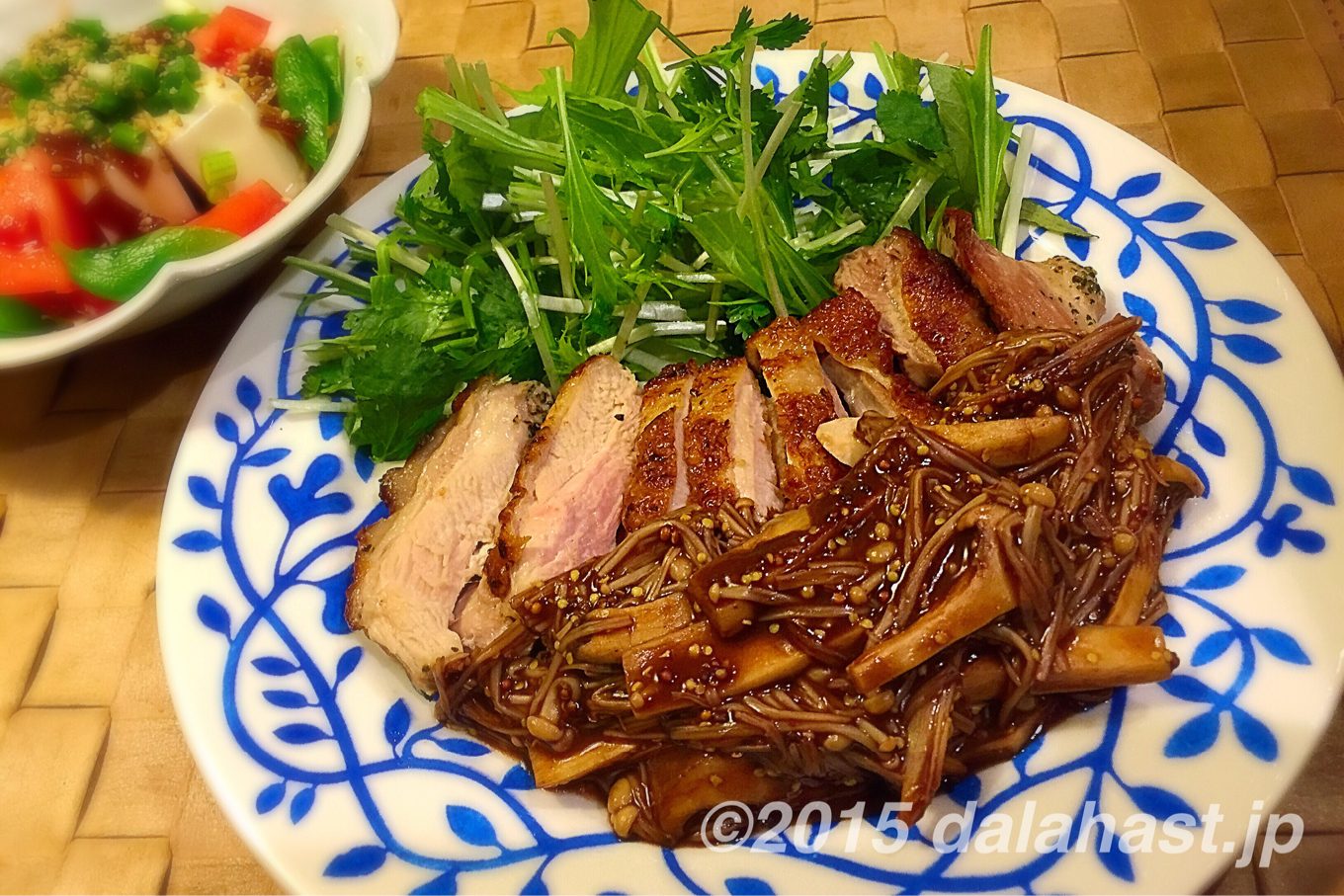 鶏肉もも肉のソテー ココアキノコソースを添えて