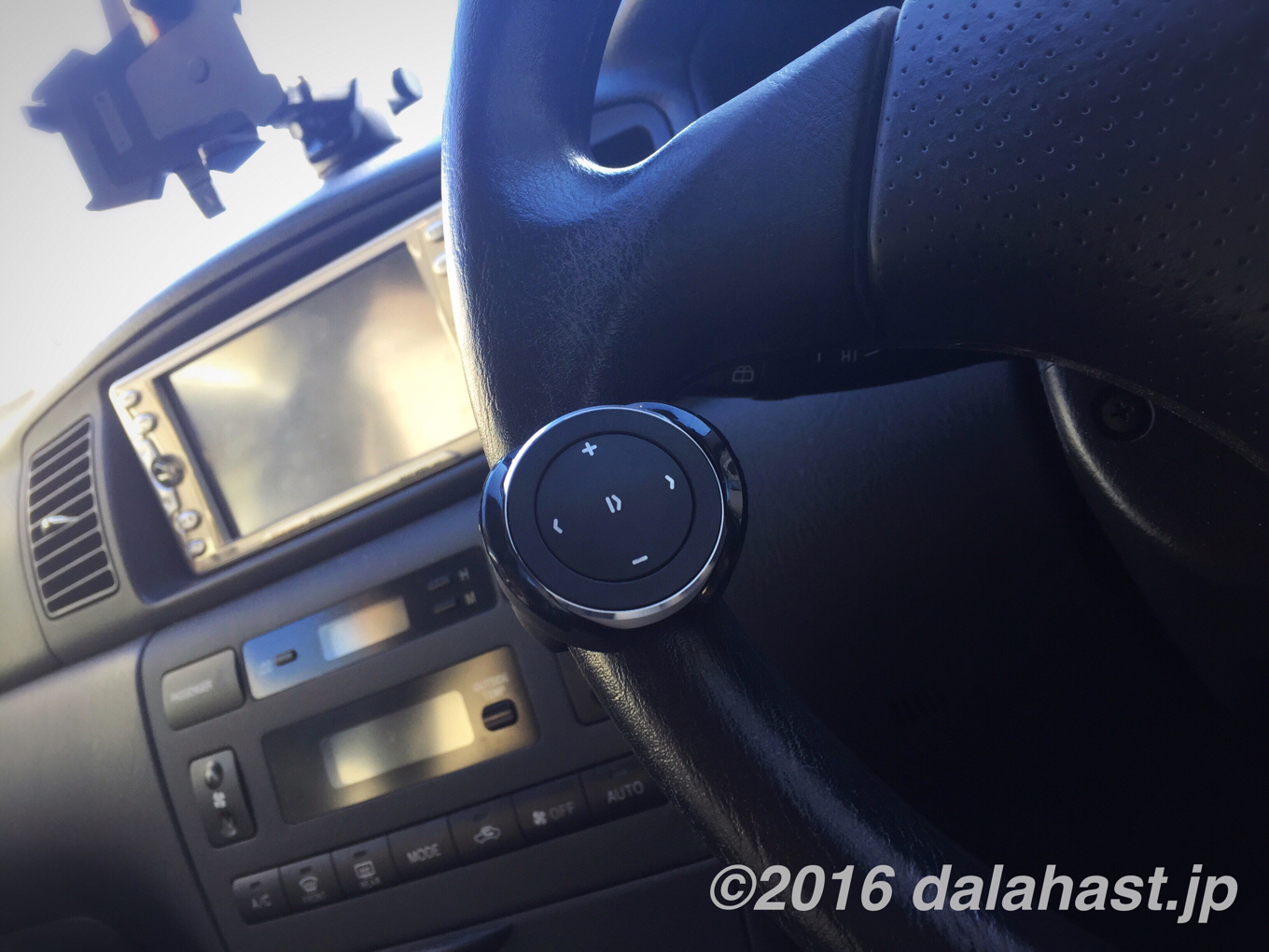 レビュー 車のハンドルに装着して指先でスマホの音楽を自在に操作できる Bluetoothリモコン Satechi サテチ Bt005 Dalahast Jp 週末限定ビストロパパの日常関心空間