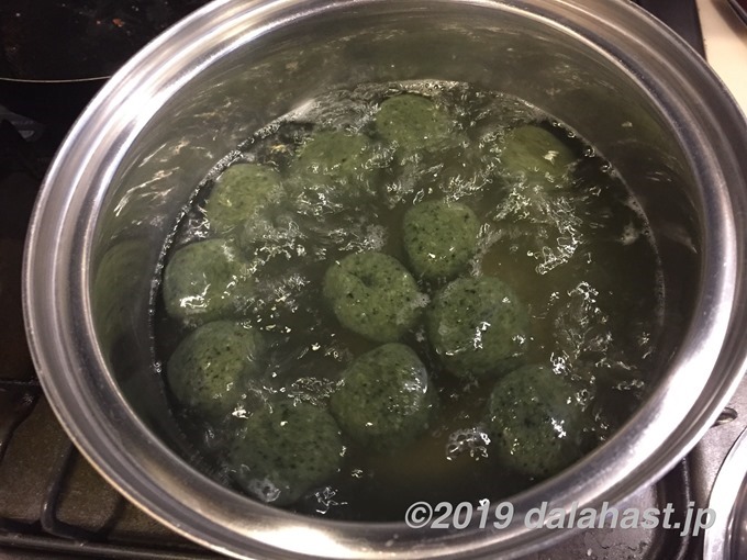 よもぎ団子茹でる