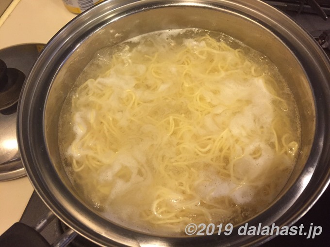 天理スタミナラーメン麺を茹でる