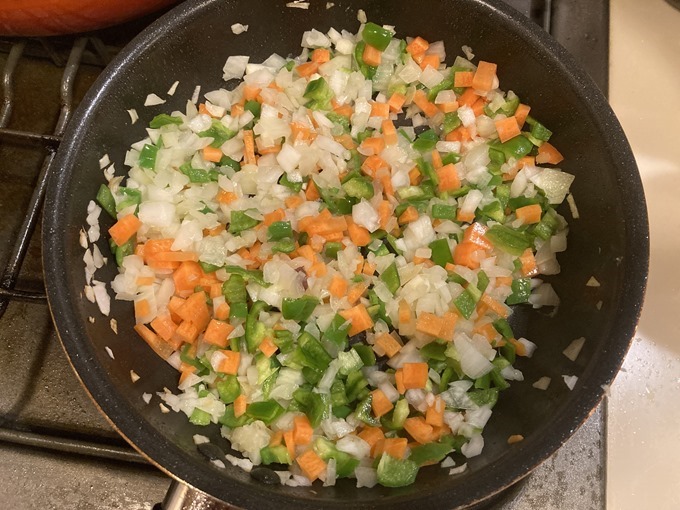 鶏のバター醤油ピラフ_野菜炒める