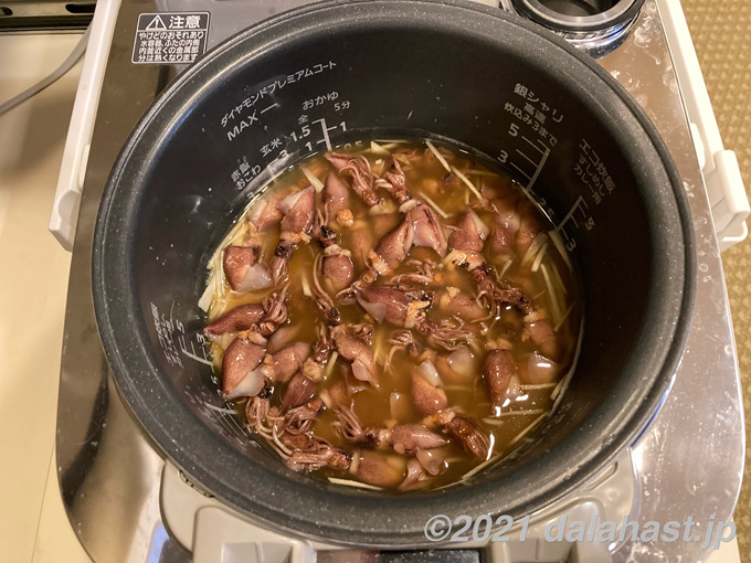 ホタルイカの炊き込みご飯_炊飯器にセット